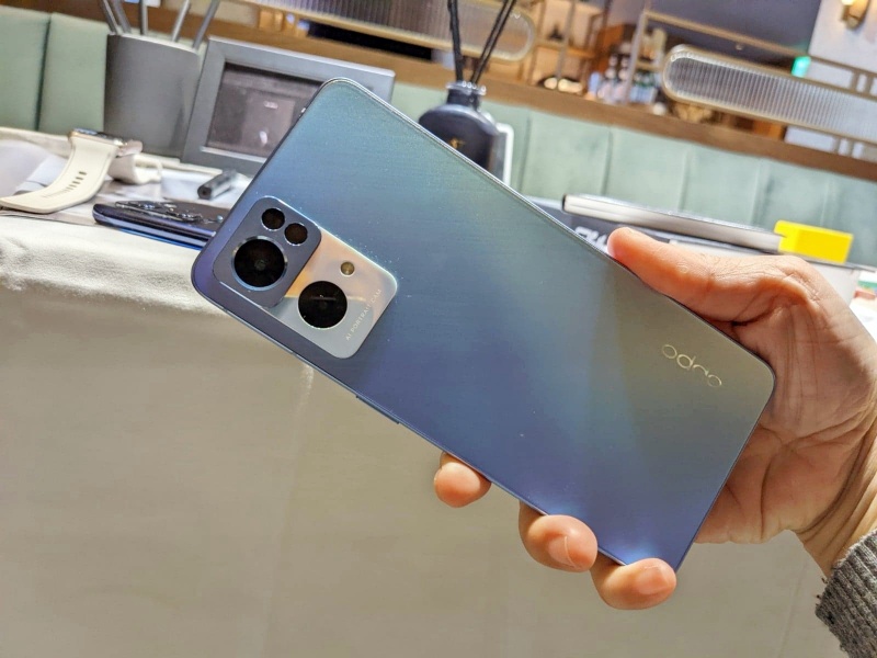 OPPO Reno7 共推出「星雨藍」和「星河漸變」兩色，定價 NT$15,990元。（圖／記者劉惠琴攝）