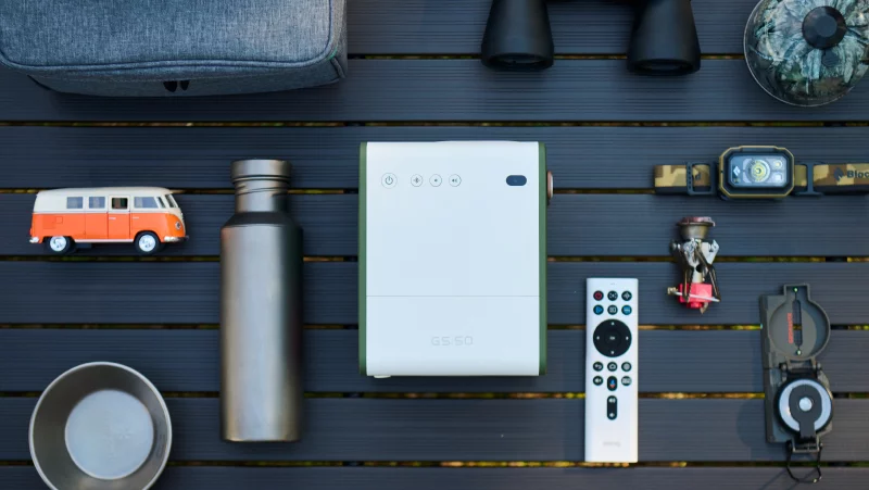 BenQ推出全新一代的LED行動露營投影機GS50，內建 2.1 聲道20瓦喇叭。（圖／BenQ提供）