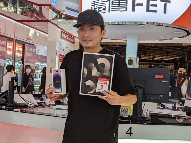 iPhone 14 今（9/16）首賣遠傳電信頭香哥吳先生，是資深果粉，也是遠傳電信的老用戶。（圖／記者劉惠琴攝）