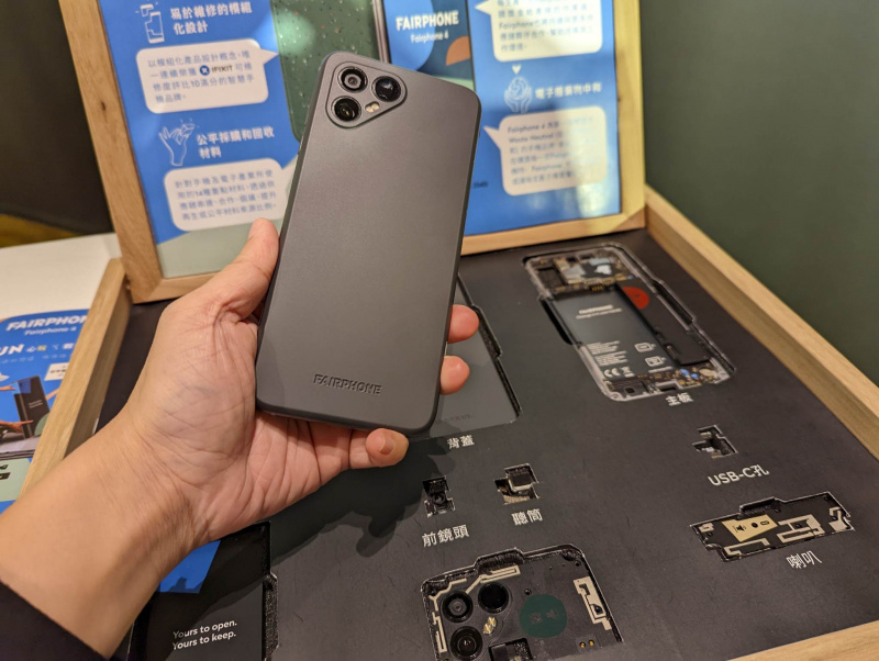 Fairphone 4 全機採用零組件模組化的循環設計，並提供長達5年的零組件販售。後置鏡頭採用4800萬雙鏡頭，支援OIS光學防手震功能。（圖／記者劉惠琴攝）