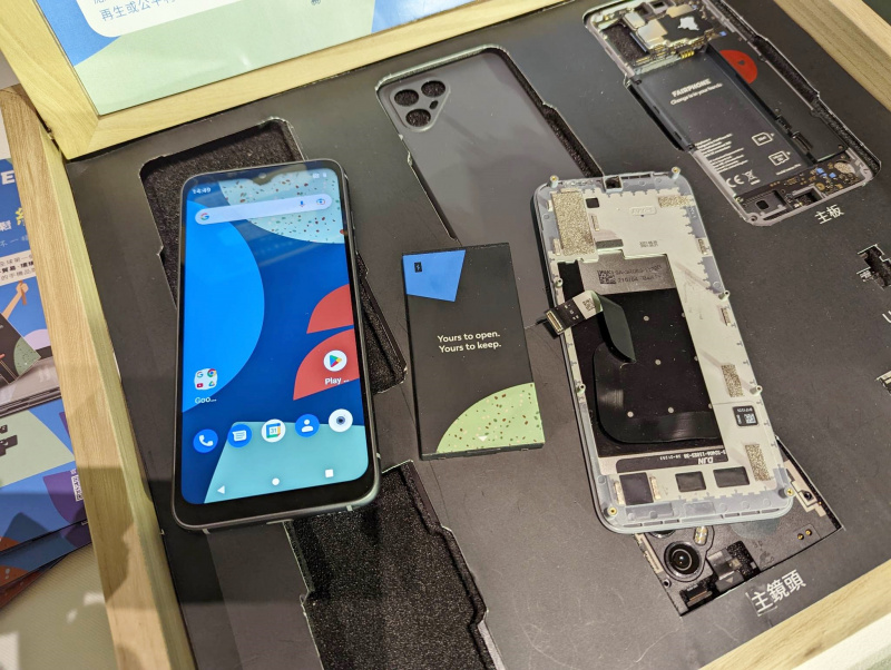 Fairphone 4 全機採用零組件模組化的循環設計，並提供長達5年的零組件販售。（圖／記者劉惠琴攝）