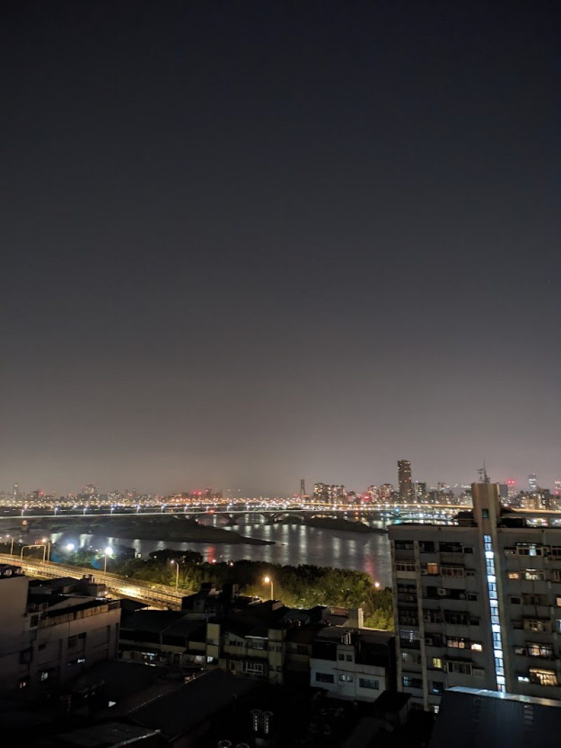 Pixel 7a 實拍照片。深夜頂樓陽台，極低光源環境，使用夜拍模式，仍可拍攝出不輸旗艦機的清晰度。（圖／記者劉惠琴攝）
