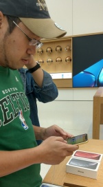 iPhone XR 登台開賣（圖片來源／記者劉惠琴攝）