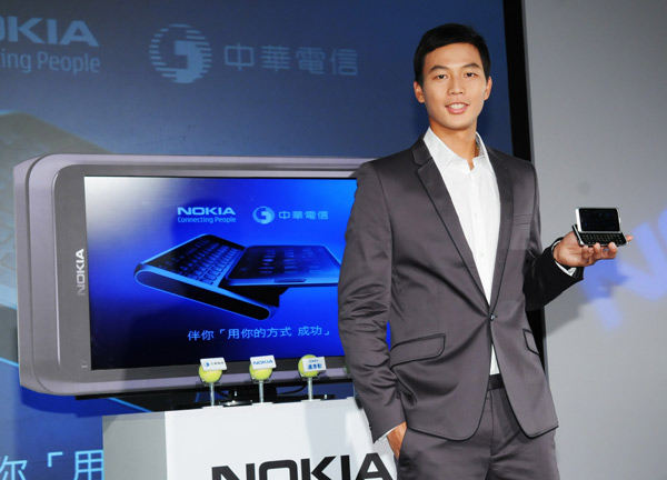 Nokia 發表四吋 AMOLED 超大螢幕 E7