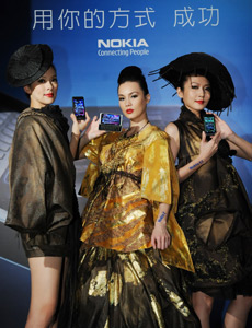 Nokia 發表四吋 AMOLED 超大螢幕 E7
