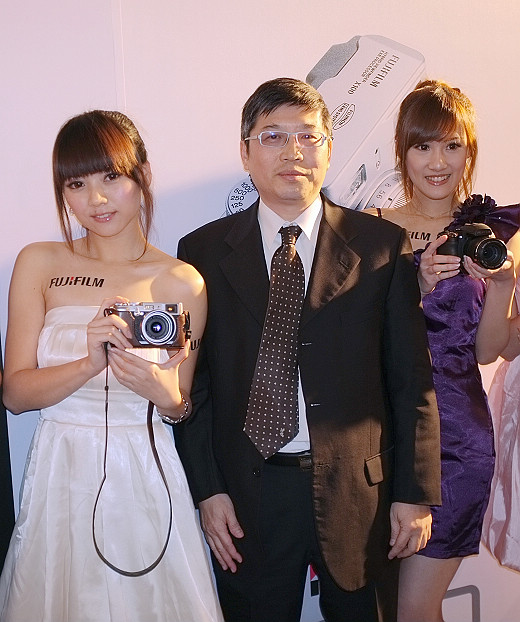 富士在台推出世界首創「光學、電子混和式觀景窗 Hybrid Viewfinder」高階相機  - FINEPIX X100
