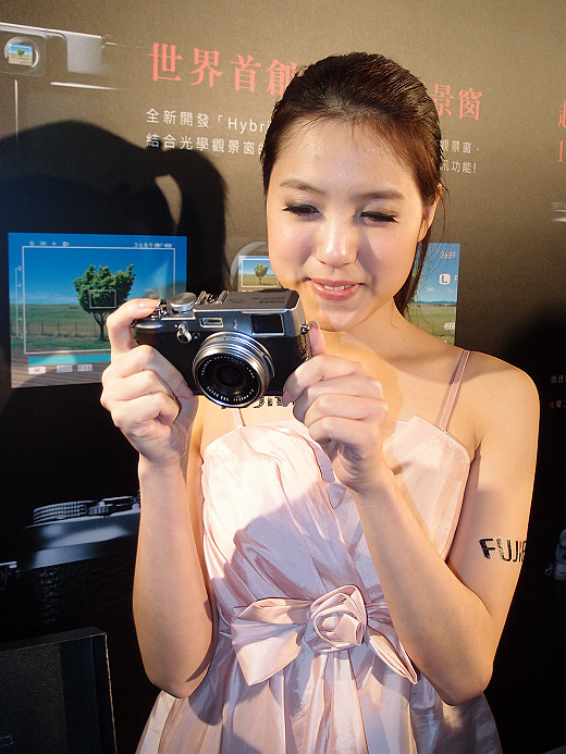 富士在台推出世界首創「光學、電子混和式觀景窗 Hybrid Viewfinder」高階相機  - FINEPIX X100