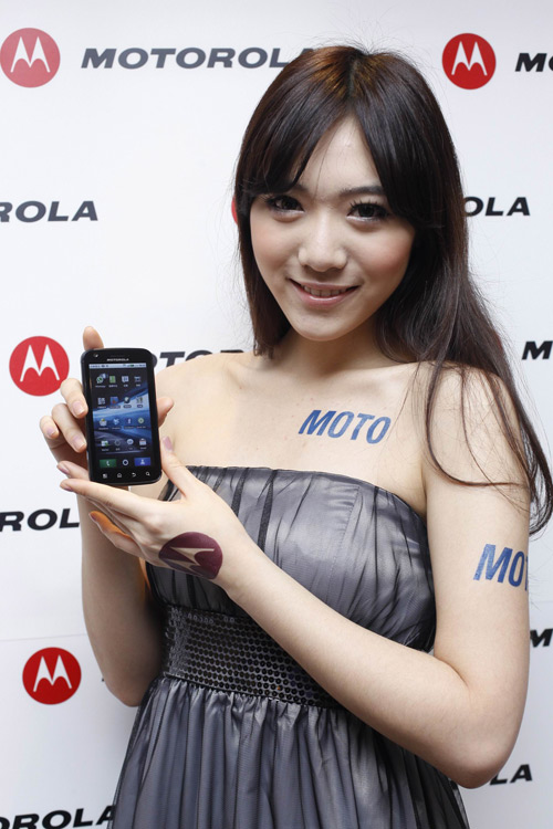 搶先體驗 MOTO XOOM & ATRIX - 是手機還是筆電? ATRIX 手機讓人摸不清