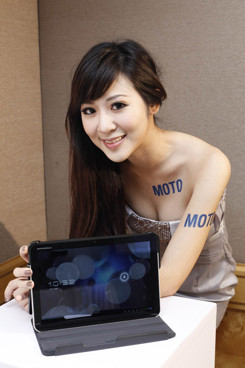 搶先體驗 MOTO XOOM & ATRIX - 是手機還是筆電? ATRIX 手機讓人摸不清