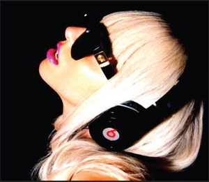 小賈斯汀最愛的 Baby！抵台路上形影不離 MONSTER 耳機