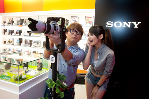 Sony 台中直營店開幕 納豆及袁艾菲擔任一日店長