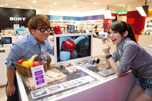 Sony 台中直營店開幕 納豆及袁艾菲擔任一日店長