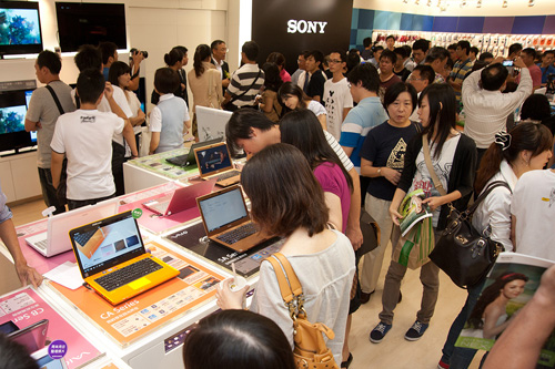 Sony 台中直營店開幕 納豆及袁艾菲擔任一日店長