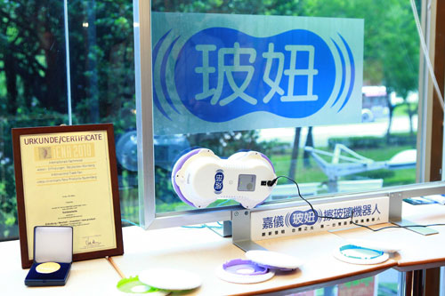 全球首款內外雙面擦「嘉儀玻妞擦玻璃機器人」正式登台