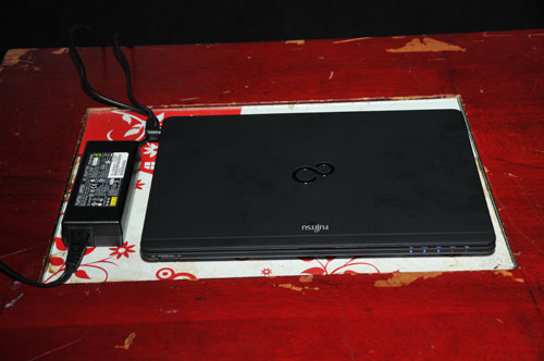 富士通發表超輕薄 LIFEBOOK SH771