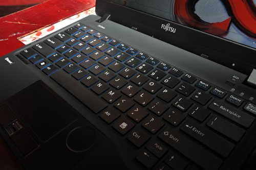 富士通發表超輕薄 LIFEBOOK SH771