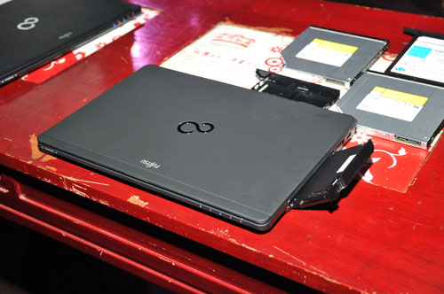 富士通發表超輕薄 LIFEBOOK SH771