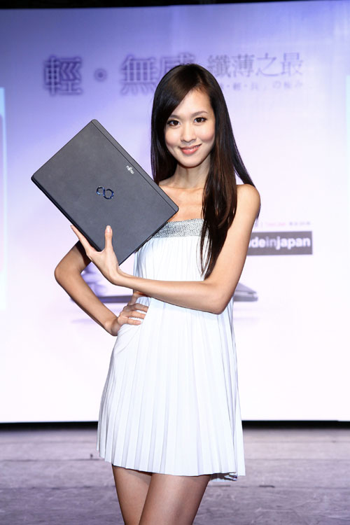 富士通發表超輕薄 LIFEBOOK SH771