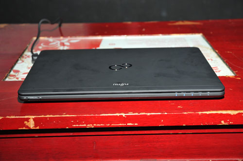 富士通發表超輕薄 LIFEBOOK SH771