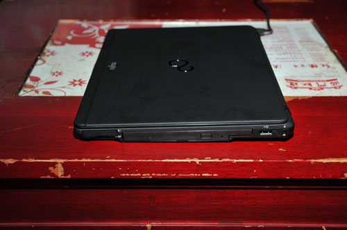 富士通發表超輕薄 LIFEBOOK SH771