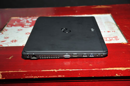 富士通發表超輕薄 LIFEBOOK SH771