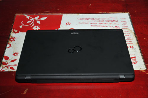 富士通發表超輕薄 LIFEBOOK SH771
