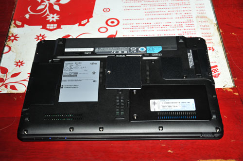 富士通發表超輕薄 LIFEBOOK SH771