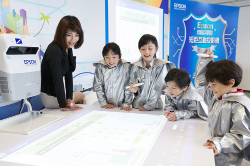 Epson 第三季蟬連市佔冠軍 趁勝追擊推出互動投影新機種