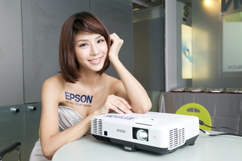 Epson 第三季蟬連市佔冠軍 趁勝追擊推出互動投影新機種