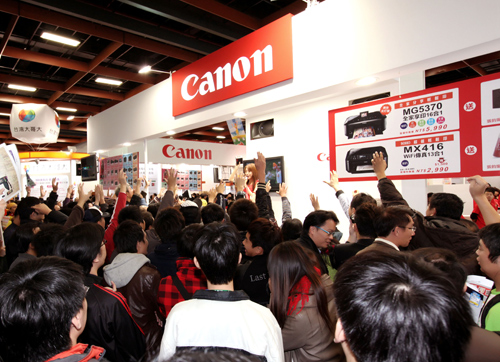 2011 資訊月開跑 Canon 驚喜「歡樂抽」民眾大排長龍試手氣搏 100% 消費金額等值回饋金
