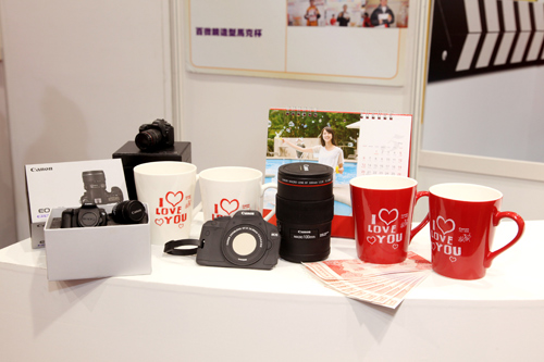 2011 資訊月開跑 Canon 驚喜「歡樂抽」民眾大排長龍試手氣搏 100% 消費金額等值回饋金