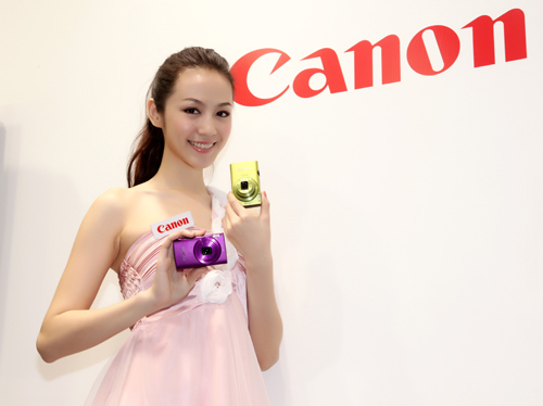 2011 資訊月開跑 Canon 驚喜「歡樂抽」民眾大排長龍試手氣搏 100% 消費金額等值回饋金