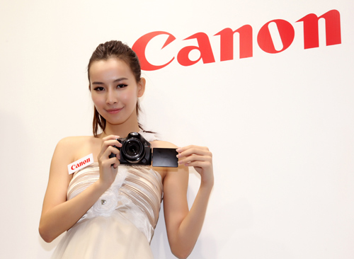 2011 資訊月開跑 Canon 驚喜「歡樂抽」民眾大排長龍試手氣搏 100% 消費金額等值回饋金