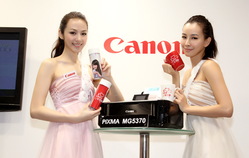 2011 資訊月開跑 Canon 驚喜「歡樂抽」民眾大排長龍試手氣搏 100% 消費金額等值回饋金