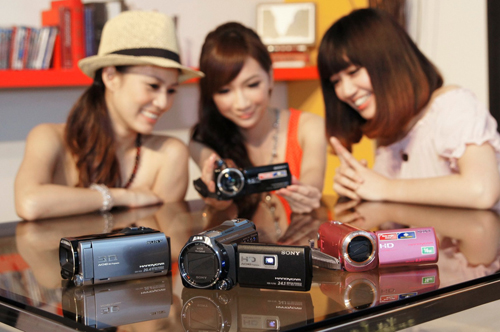 Sony 發表全新 Handycam 數位攝影機 即拍即投、13 倍全方位防手震