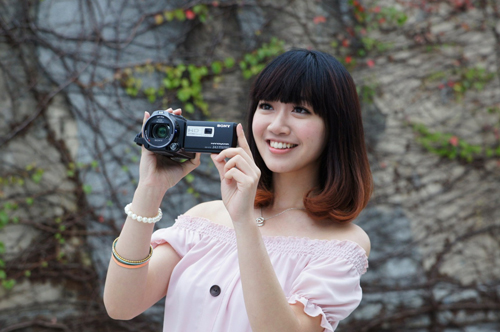 Sony 發表全新 Handycam 數位攝影機 即拍即投、13 倍全方位防手震