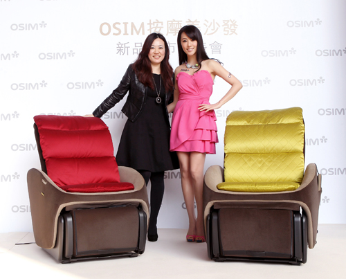 OSIM 台灣區總經理 王明芝與活動大使關穎合影