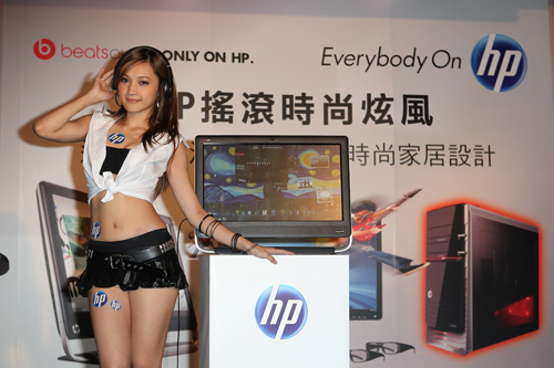 HP TouchSmart 520 All-in-One 擁有多點觸控功能 以及讓桌面無線延伸的 HP TouchSmart 5.0 軟體,以及 Beats Audio 音效技術