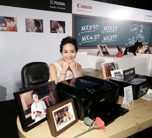 Canon 品牌大使張鈞甯化身服裝設計師,利用 Canon PIXMA E600 經濟型傳真複合機,聰明工作 享印生活