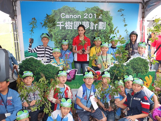 響應世界地球日 Canon環保大使張鈞甯與鶯歌國小綠勇士共同植樹