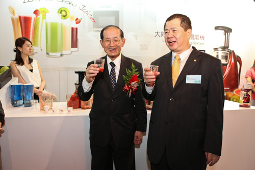 大同公司林蔚山董事長介紹大同樂活蔬果慢磨機