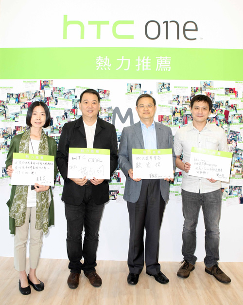 HTC「熱力推薦」.每人寫下推薦 HTC One、HTC 大 型專賣店的理由。(左起:四季藝術教育機構創辦人 唐富美小姐、歐肯得總經理 楊維均先生、HTC 北亞區總經理 董俊良先生、Yahoo!奇摩美食摩人-電冰箱)