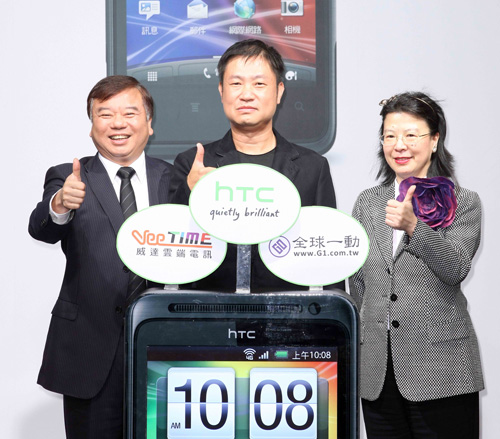 HTC 在台發表首款 WiMAX 智慧型手機 HTC EVO Design (嘉賓合影-左起)威達雲端電訊董事長 賴富源先生、HTC 台灣區總經理 朱光啟先生、全球一動董事長 何薇玲女士