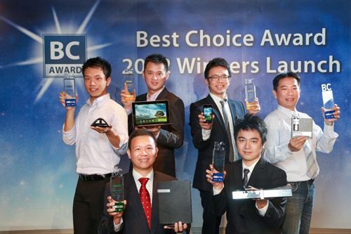 華碩產品經理展示本次贏得的六項 Best Choice 大獎