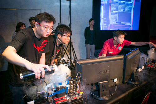 世界知名超頻玩家 Andre 與 Shamino 使用 Maximus V Extreme 主機板展示全新 ROG Knock-out 線上超頻軟體