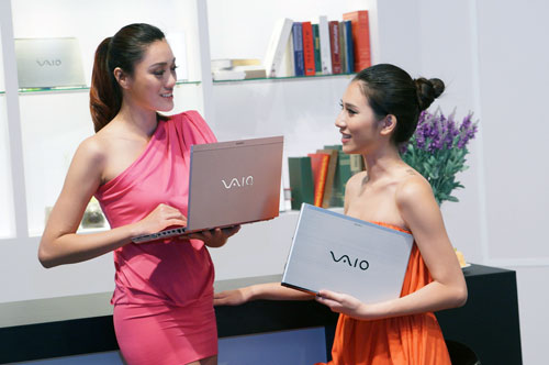 全新 VAIO 筆記型電腦情境照 S 系列(左)T 系列(右)