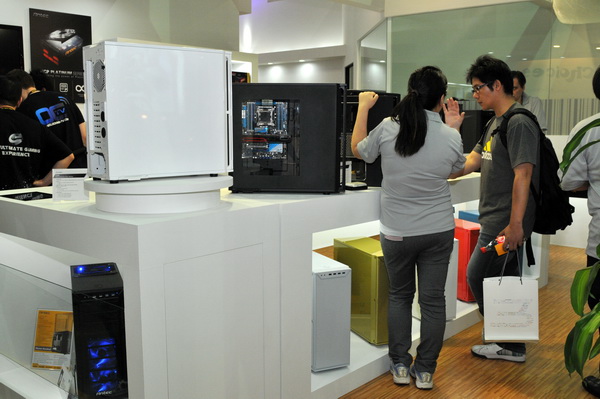Antec的機殼產品,從今年開始將會簡化為高階及低階產品兩種市場區隔,並開始設計多彩化塗裝來美化機殼產品,塗裝的工序是參考汽車的烤漆方式,以強化色彩的持久性及機殼的耐用度。