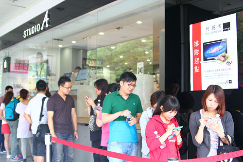 開幕當天前一百名消費者，憑發票即贈鼎泰豐下午茶小點一盒，現場吸引許多人潮