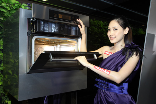 Miele DGC 5080 XL 多功能智慧蒸烤箱,配載全球首創 Navitronic Touch Controls 設計的觸控電動升降控制面板