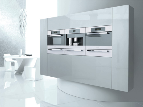 Miele Ice「冰鑽晶」系列具有明亮鍍鉻、鋁製外觀與霧面玻璃,呈現出居家廚房摩登、豐富及優雅的現代風格,搭配廚具的設計
